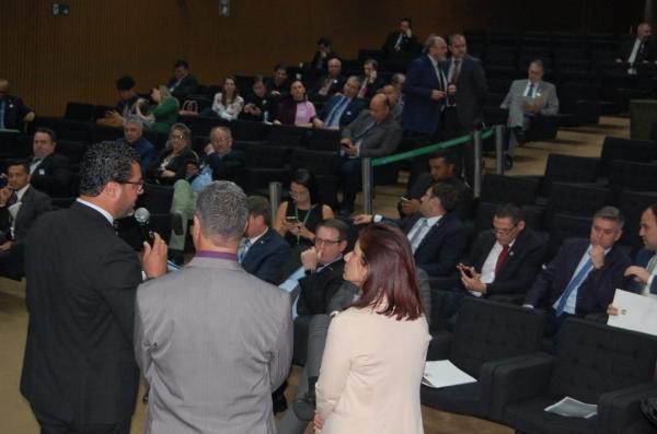 Prefeito Adriano e a vereadora Fernanda Santos (PT) quando da defesa das propostas na bancada gaúcha / Foto: Divulgação