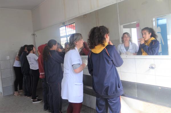No final de cada ação, cada aluno recebe uma escova de dente / Foto: Giovana Pereira