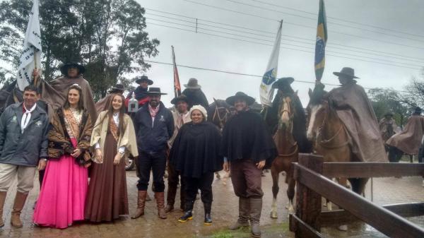 Nem a forte chuva para interromper o roteiro farroupilha dos cavalarianos candiotenses / Foto: João Mauricio