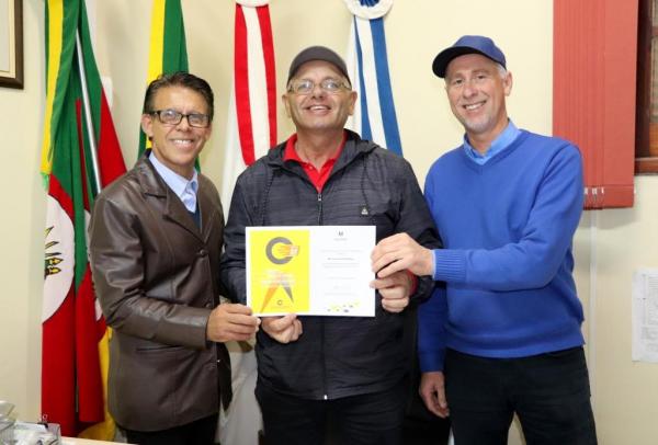 Prefeito Renato Machado, presidente do Legislativo, Getúlio Porto e secretário municipal de Finanças, Gelson Luis Oyarzabal, comemoram a conquista / Foto: Joanes Araujo