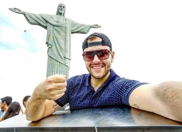 Ronald registrando uma viagem turística sua / Foto: Arquivo Pessoal