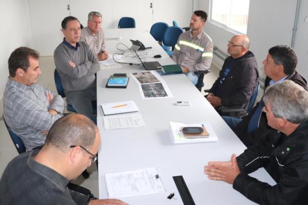 Reunião com representantes da UTE Pampa Sul e Prefeitura de Hulha Negra tratou sobre os próximos passos para implantação da ETA e adutora no município / Foto: Joanes Araújo