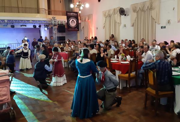 Doze duplas de alunos apresentaram coreografias tradicionailistas / Foto: Josiane Müller