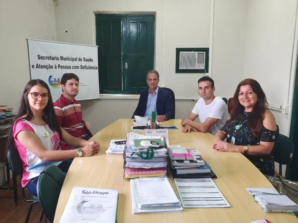 Mena, o vereador Lélio Lopes e representantes das associações: Mateus Soares; Letícia Nogueira e Ligia Gomes / Foto: Giovana Pereira