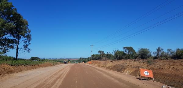 Tubulações foram reinstaladas na lateral da pista que, agora, deverá receber pavimentação asfáltica / Foto: SImôni Costa