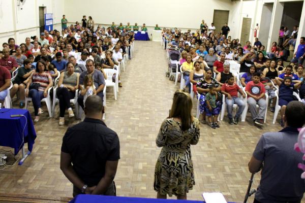 As famílias dos 168 inscritos lotaram o auditório da EMEF São Pedro, onde aconteceu o sorteio / Foto: Marcela Melo