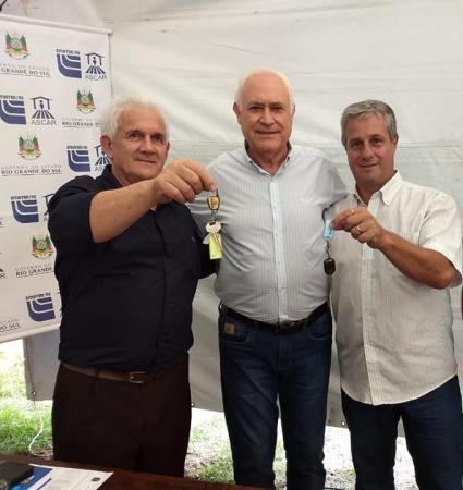 O prefeito Pinheiro Machado José Antonio Duarte Rosa, superintendente do INCRA Tarso Teixeira e o prefeito de Pedras Altas Bebeto Perdomo respectivamente / Foto: Divulgação