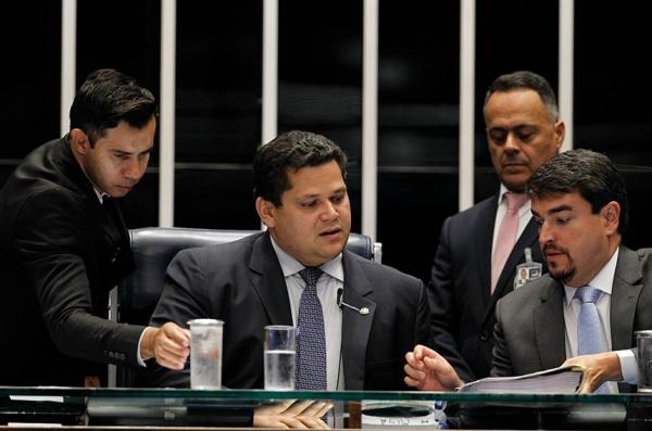 Davi Alcolumbre comanda a sessão que aprovou o projeto – Foto: Beto Barata/Agência Senado