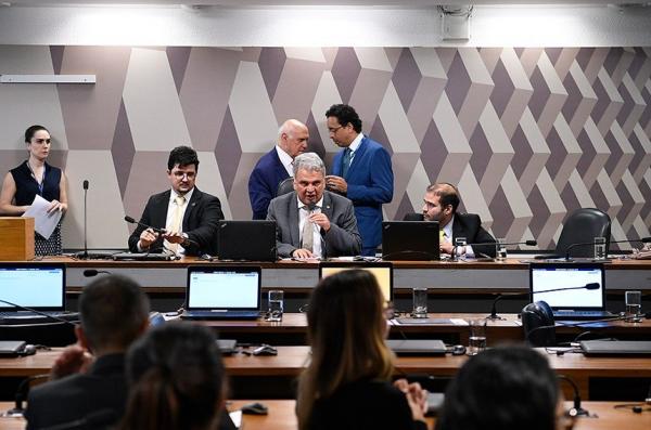 O presidente da comissão, senador Sérgio Petecão (ao microfone), e o vice, deputado Lucas Vergilio – Foto: Pedro França/Agência Senado