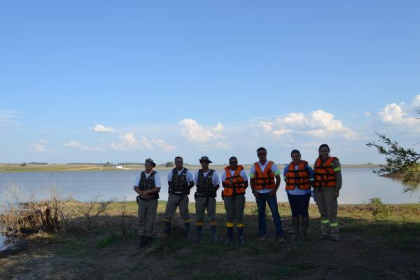 Equipes realizando fiscalizações para evitar crimes ambientais nas áreas do reservatório da barragem / Foto: Simôni Costa