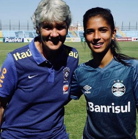 Eudimilla com a treinadora da Seleção Brasileira Pia Sundhage / Foto: Arquivo Pessoal