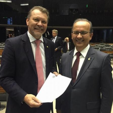 Deputado Afonso Hamm com o senador Jorginho Mello, presidente da Frente Parlamentar Mista de Apoio às Micro e Pequenas Empresas / Foto: Divulgação
