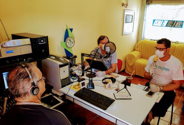 Adriano em entrevista na rádio Usina FM / Foto: Reprodução/Facebook