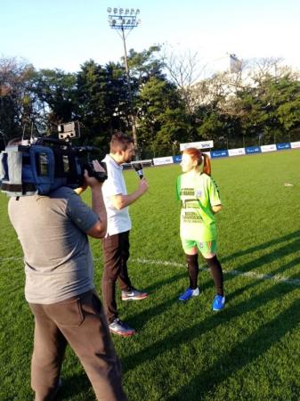 Thais dando entrevista para o repórter Bruno Haulper da RBS TV / Foto: Arquivo Pessoal