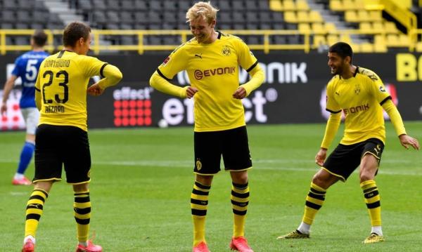 Thorgan Hazard comemora o gol com Julian Brandt após marcar no jogo entre Dortmund e Schalke Foto: MARTIN MEISSNER / AFP