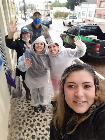Louise com um grupo de voluntários / Foto: Reprodução/Facebook