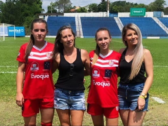 Tchu sua mãe Ivonete, Indi e sua irmã Naira faltou na foto o pai seu Dinho / Foto: Arquivo Pessoal