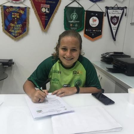 Taiane assinando contrato com a Chapecoense / Foto: Arquivo Pessoal