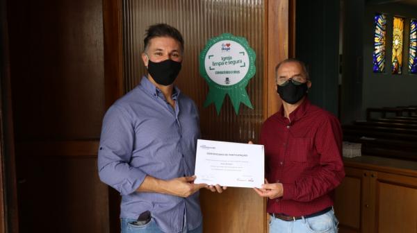 Prefeito Divaldo Lara entrega selo para o frei Álvaro Bordignon / Foto: Divulgação