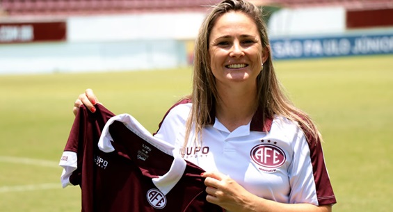 Tatiele Silveira é a atual treinadora da equipe / Foto: Divulgação