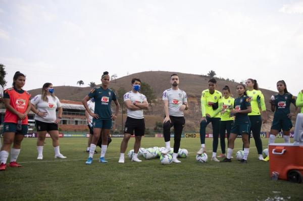 Coordenadora de Seleções Feminina, Duda Luizelli, acompanha treino da Seleção Feminina Sub-20 em Pinheiral / Foto: Thais Magalhães/CBF