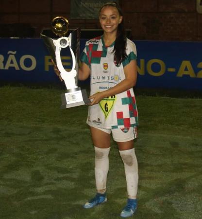 Bruninha com a taça de campeã do interior conquistada no último sábado / Foto: Divulgação