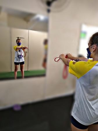 Shariel fazendo trabalho físico na academia com a camiseta das lobas seu atual clube / Foto: Arquivo Pessoal