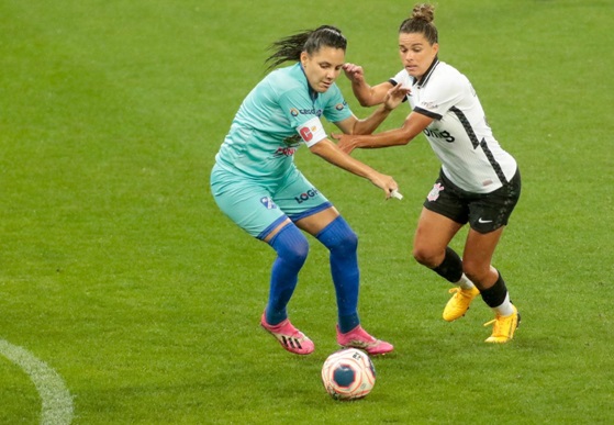 Hericka em jogo do Taubaté contra o Corinthians da lateral esquerda Tamires / Foto: Arquivo Pessoal
