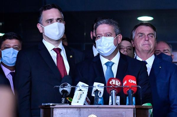 Rodrigo Pacheco, Arthur Lira e Jair Bolsonaro durante entrevista coletiva após a entrega da medida provisória / Waldemir Barreto/Agência Senado