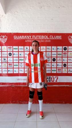Clarice com a camiseta do Guarany/João Emílio no dia que foi aprovada na seletiva / Foto: Reprodução