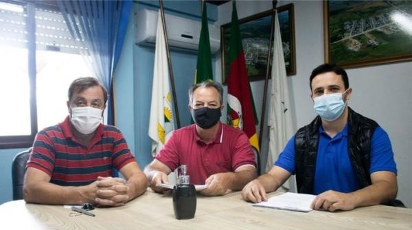 Folador, Gildo e Paulinho quando da postagem nas redes sociais / Foto: Reprodução/Facebook