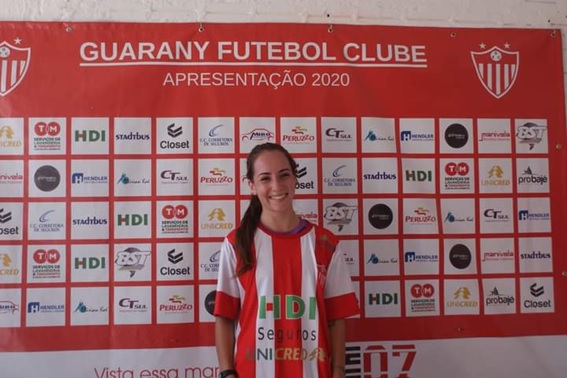 Camila Oliveira com a camiseta do Guarany na apresentação do elenco adulto / Foto: Divulgação