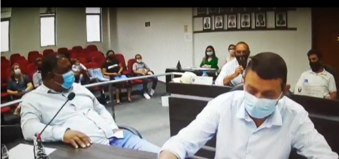 Ataídes ao fundo fazendo pronunciamento / Foto: Reprodução/Facebook