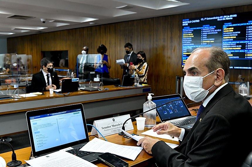 Marcelo Castro (D), presidente da CE, e Randolfe (na bancada) na audiência com prefeitos ontem / Foto: Geraldo Magela/Agência Senado