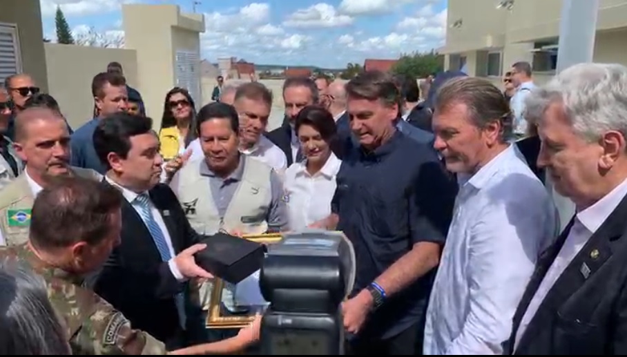 Bolsonaro acompanhado por Hamilton Mourão, a primeira dama Michele Bolsonaro e políticos regionais e estaduais / Foto: Reprodução