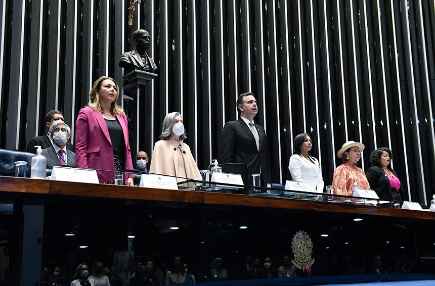 Senadora Leila Barros; ministra do STF, Cármen Lúcia; presidente do Senado, Rodrigo Pacheco; senadora Eliziane Gama; deputada Tereza Nelma; e coord. do Fórum de Instâncias de Mulheres de Partidos Polí