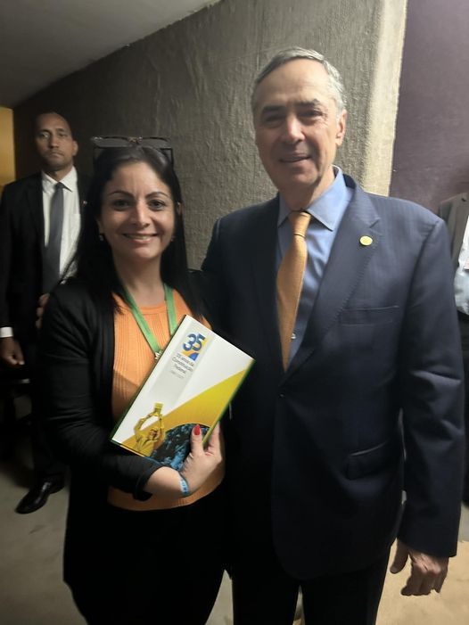 “Em mãos a constituição federal com uma dedicatória para o meu advogado favorito Gabriel Domingues (filho)”, registrou o momento com o Ministro e presidente do STF Luís Fernando Barroso a ex-vereador