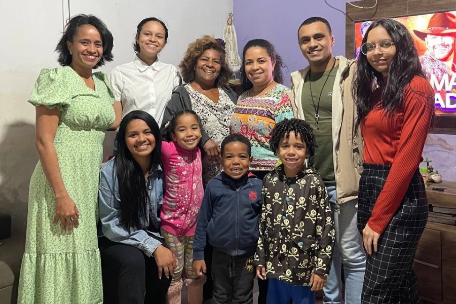 Thamyris Fonseca (agachada, de azul) conseguiu um desconto de 92% na renegociação: “Foi um alívio. Eu digo que o pobre tem que ter, pelo menos, o nome limpo. É a nossa herança. E essa era a única dívi