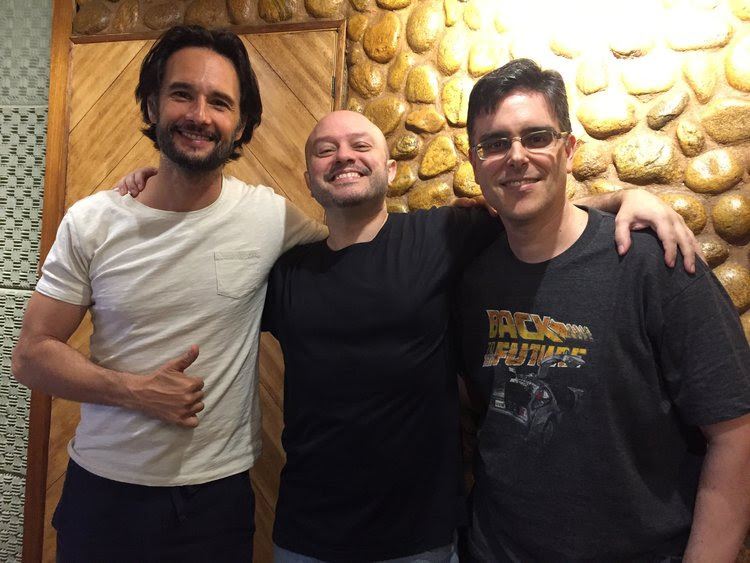 Foto: Marão com Rodrigo Santoro (esquerda) e Guilherme Briggs (direita)