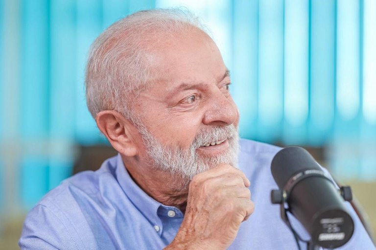 Lula conversou com o radialista e ex-prefeito de Salvador (BA), Mário Kertész, apresentador do programa Jornal da Bahia no Ar - Foto: Ricardo Stuckert / PR